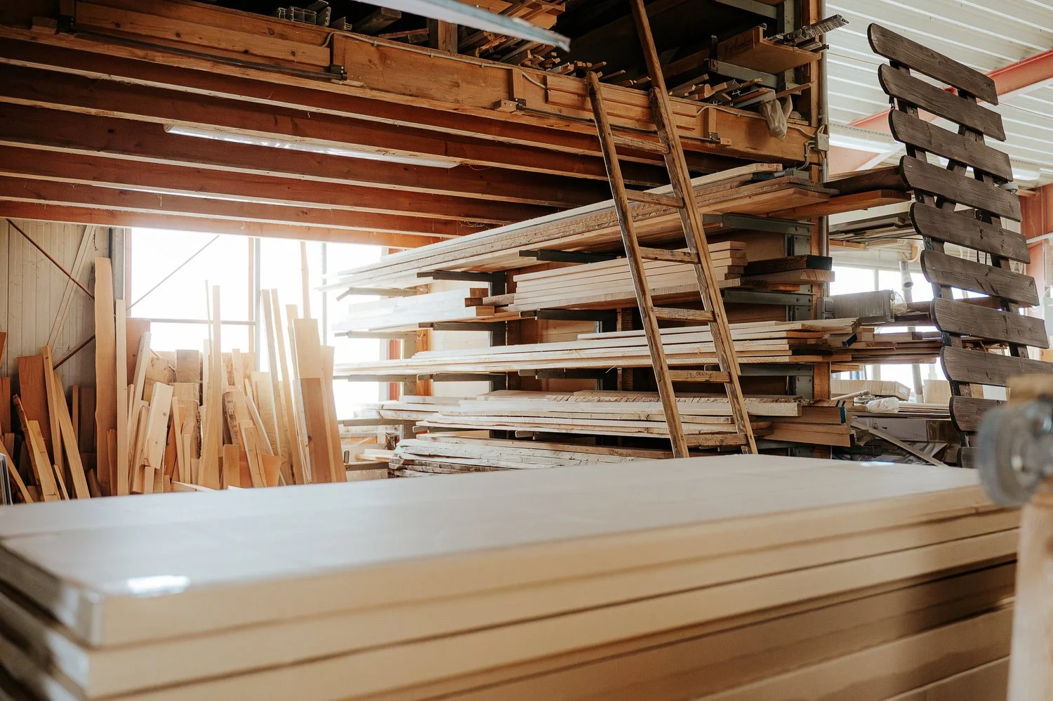 Holzlager in der Werkstatt der Tischlerei Haarnagel