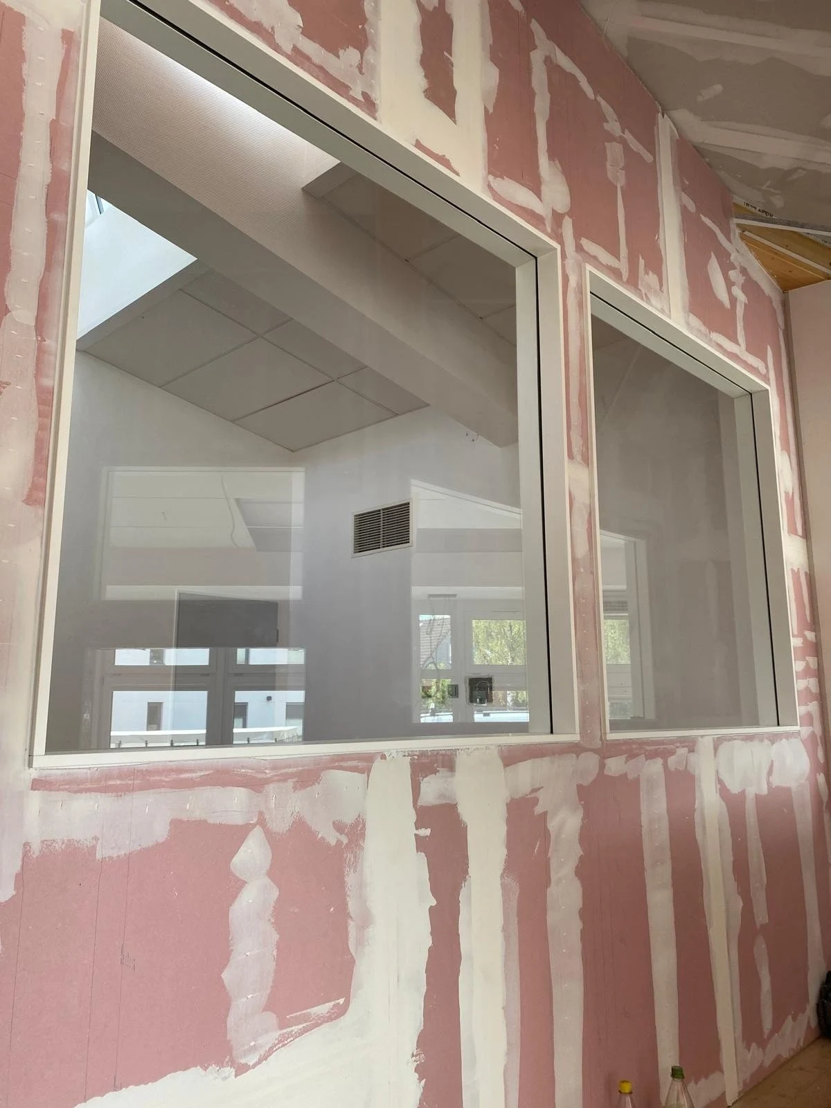 Trockenbauwand mit verspachtelten Plattenfugen und integriertem Innenfenster