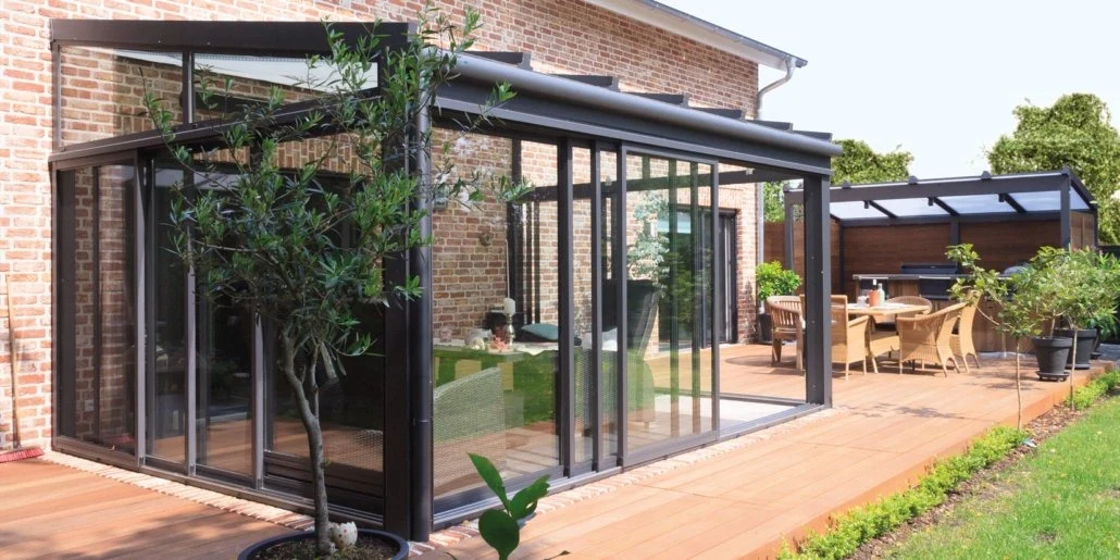 Verglaster Sommergarten als Anbau an ein Backsteinhaus