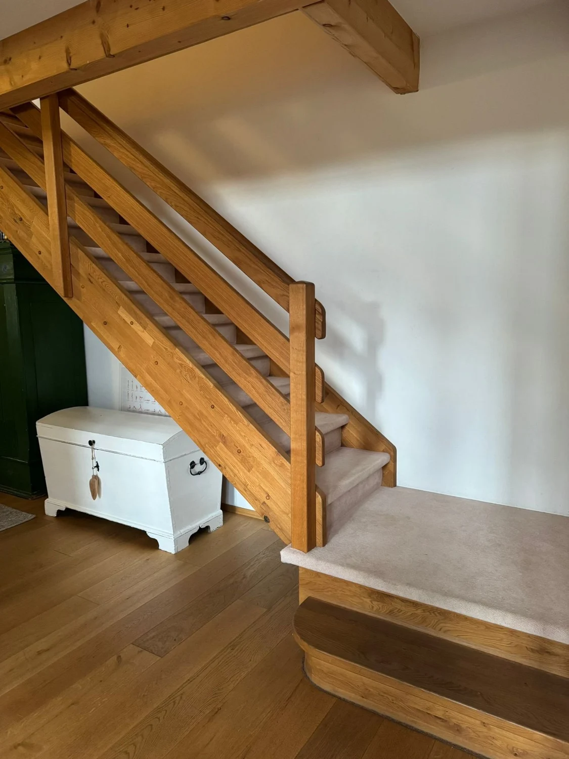 Holztreppe mit Geländer im Wohnbereich