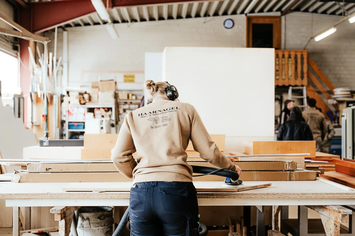 Tischler bei der Arbeit in der Werkstatt von Haarnagel